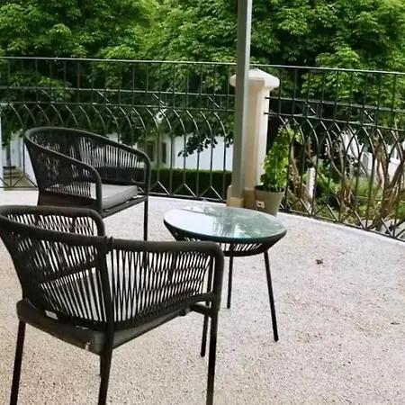 Luxus-apartment In Historischer Villa, Balkon & Lift, Naehe Therme 아파트