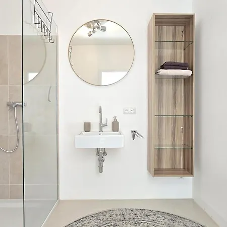 Mit Balkon, Lift, Luxus -beletage Lägenhet *