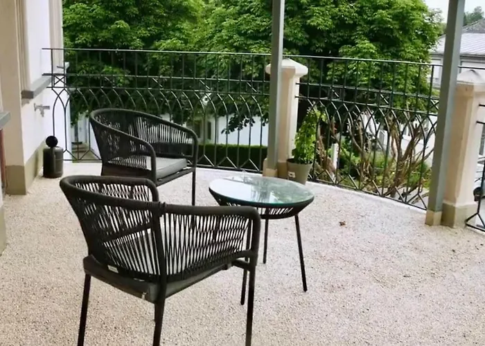 Luxus-apartment In Historischer Villa, Balkon & Lift, Naehe Therme アパート