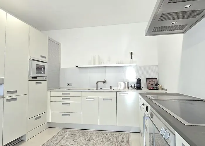 Luxus-apartment In Historischer Villa, Balkon & Lift, Naehe Therme アパート