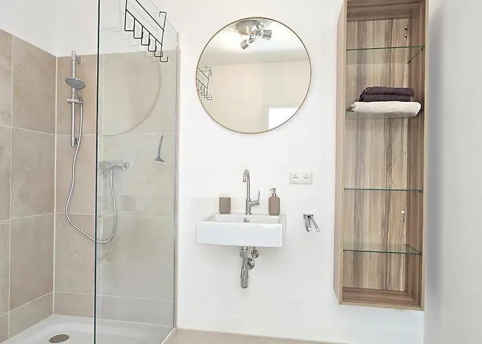 Daire Luxus-apartment In Historischer Villa, Balkon & Lift, Naehe Therme