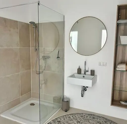 Apartman Luxus-apartment In Historischer Villa, Balkon & Lift, Naehe Therme Bad Hall