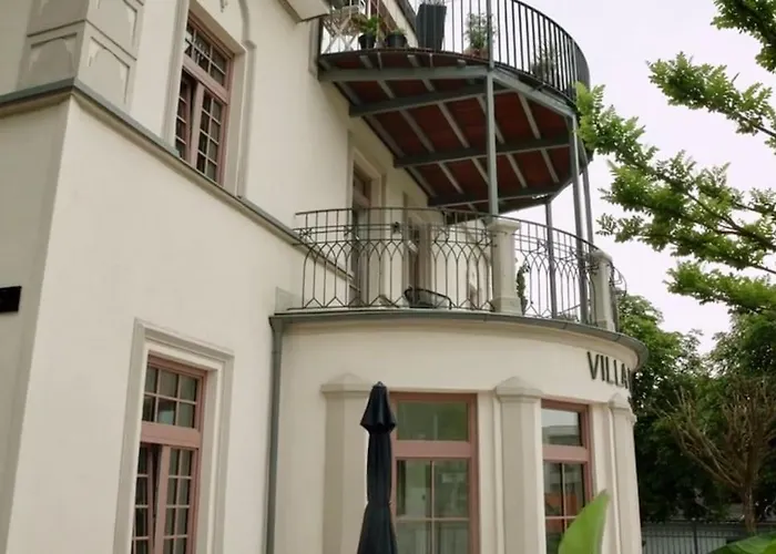 Luxus-apartment In Historischer Villa, Balkon & Lift, Naehe Therme Apartman